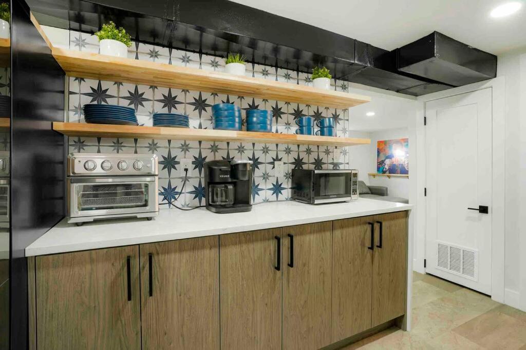 Sleeps 16 - 15 Min/downtown, 10 Min/medical Center *