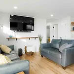 Sleeps 16 - 15 Min/Downtown, 10 Min/Medical Center