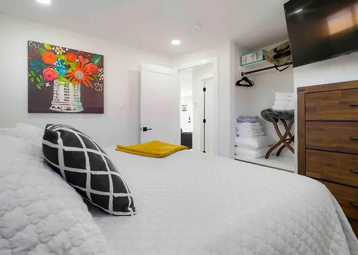 Sleeps 16 - 15 Min/Downtown, 10 Min/Medical Center