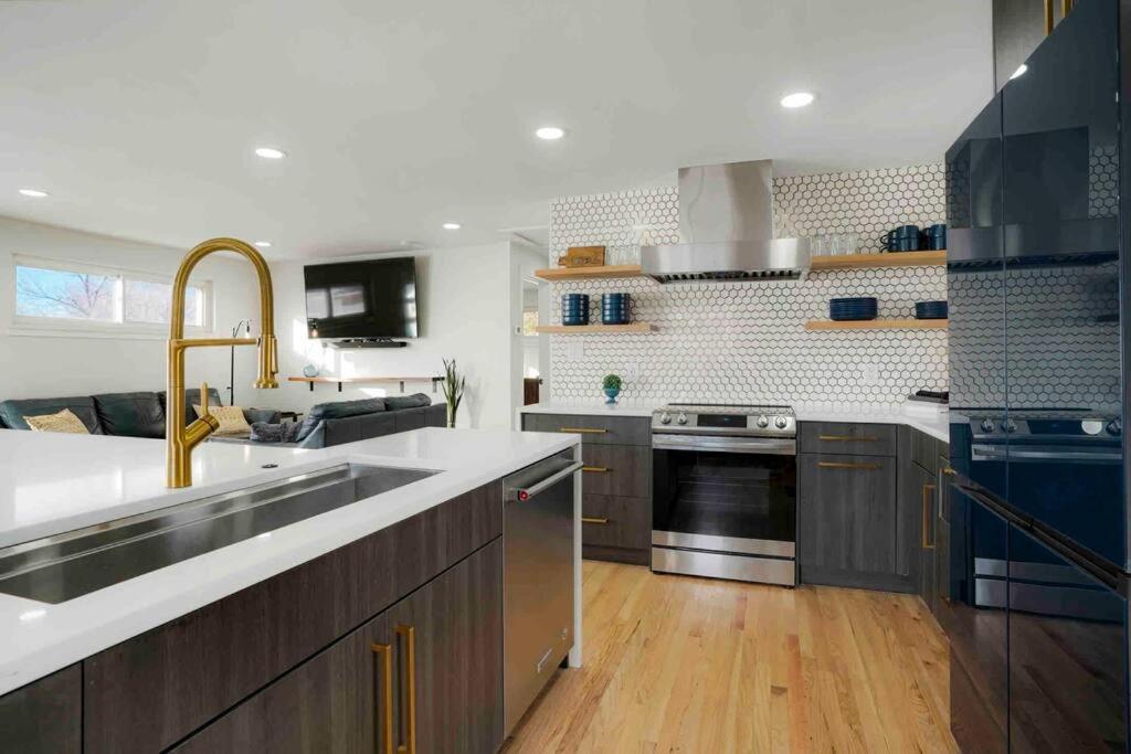 Sleeps 16 - 15 Min/downtown, 10 Min/medical Center * Aurora