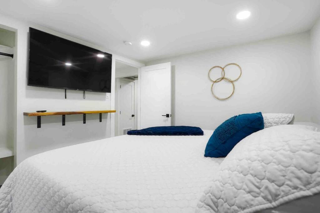 Sleeps 16 - 15 Min/downtown, 10 Min/medical Center *
