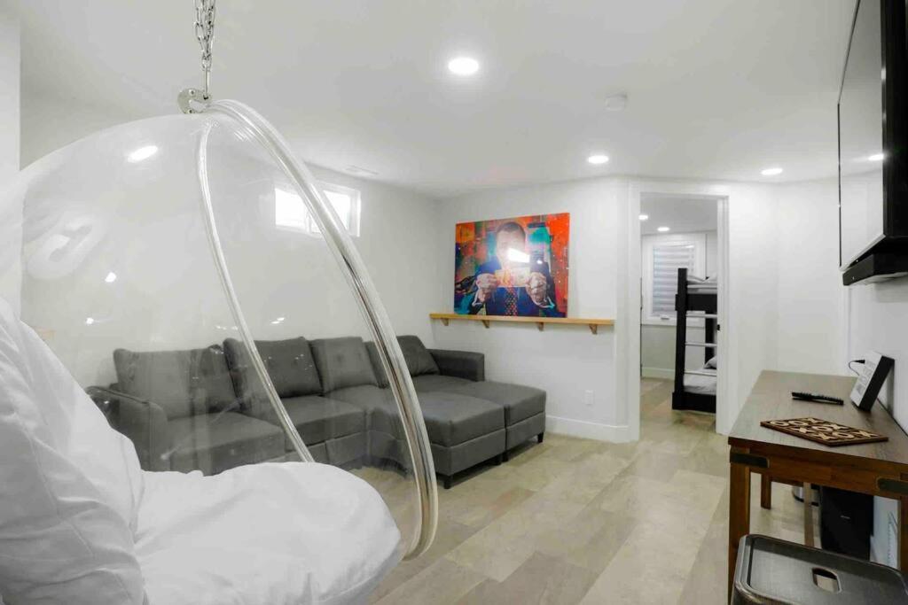 Sleeps 16 - 15 Min/downtown, 10 Min/medical Center *
